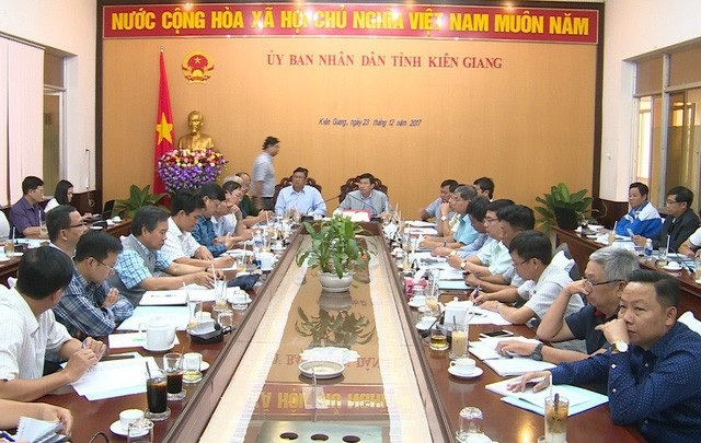 Di dời gần 1 triệu dân trước khi bão Tembin đổ bộ - 3 Phó chủ tịch UBND tỉnh Mai Anh Nhịn - Phó trưởng ban Thường trực Ban chỉ huy phòng, chống thiên tai và tìm kiếm cứu nạn tỉnh Kiên Giang chủ trì cuộc họp ứng phó với bão 16