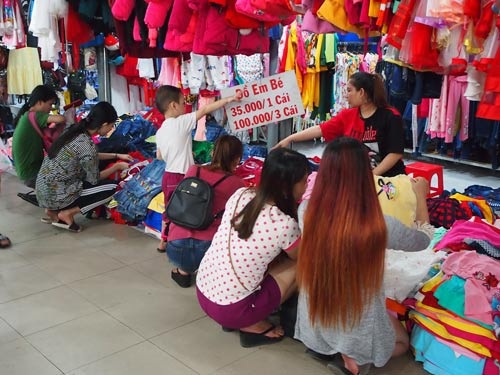 Dành cái Tết cho người khác - 1 Các gian hàng quần áo trẻ em giá rẻ luôn thu hút rất đông người mua sắm Tết