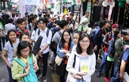 Làm gì để cứu Phố Sách Hà Nội? - 1
Đường Sách Nguyễn Văn Bình thu hút đông đảo công chúng. (Ảnh: DP)