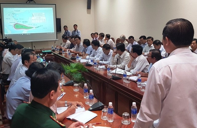 Di dời gần 1 triệu dân trước khi bão Tembin đổ bộ - 4 Trong cuộc hợp, lãnh đạo tỉnh Tiền Giang lên phương án di dời 40.000 dân đang sinh sống ven biển đến nơi ở an toàn khi có bão xảy ra