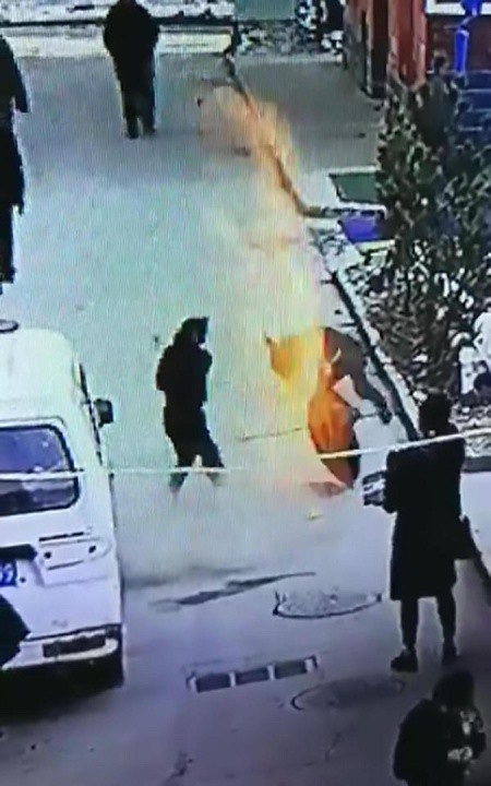 Nghịch dại đốt pháo, cậu bé bắn hơn 3m lên không trung - 1 Nghịch dại đốt pháo, cậu bé bắn hơn 3m lên không trung - 1