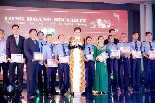 Hoa hậu Bùi Thị Hà chơi trội thay 3 trang phục cùng lúc trong buổi tiệc tất niên - 1 Hoa hậu Bùi Thị Hà- Tổng giám đốc công ty Long Hoàng đã trao bằng khen và tiền thưởng cho nhân viên