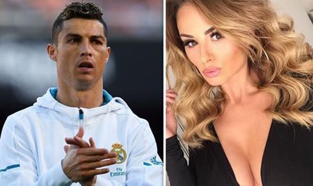 Chân dài Rhian Sugden từng được CR7 nhắn tin tán tỉnh
