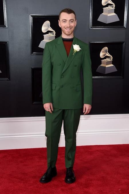 Thảm đỏ Grammy 2018, khi các bộ cánh “thảm họa” đua nhau nở rộ - 10 Bộ cánh xanh rì một màu của Sam Smith cũng không được lòng người hâm mộ