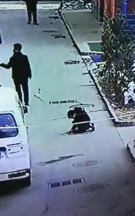 Nghịch dại đốt pháo, cậu bé bắn hơn 3m lên không trung - 2 Cậu bé lựa chọn một miệng nắp cống nằm ngay trên đường