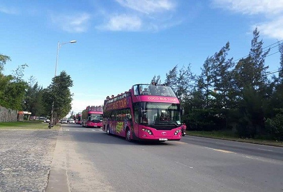 Sứ mệnh vinh quang đón người hùng U23 trở về của chiếc xe bus nổi tiếng nhất Việt Nam - 2 Không nhiều người biết rằng, để có mặt tại Hà Nội ngày hôm nay, cách đây 2 ngày, 4 chiếc bus 2 tầng đã lăn bánh từ Cocobay, vượt gần 1.000 km có mặt sớm tại Hà Nội.