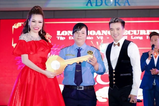 Hoa hậu Bùi Thị Hà chơi trội thay 3 trang phục cùng lúc trong buổi tiệc tất niên - 2 Ca sĩ Đàm Vĩnh Hưng và Bùi Thị Hà trao thưởng cho nhân viên quay số trúng xe máy trị giá gần 40 triệu đồng.