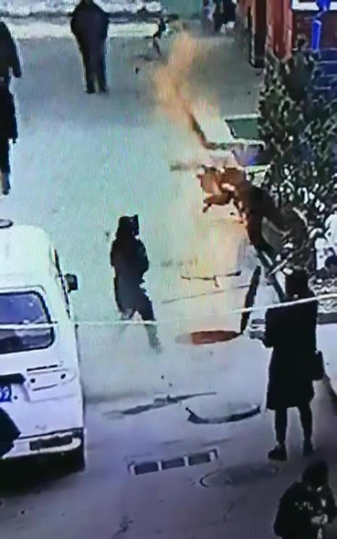 Nghịch dại đốt pháo, cậu bé bắn hơn 3m lên không trung - 3 Nghịch dại đốt pháo, cậu bé bắn hơn 3m lên không trung - 3