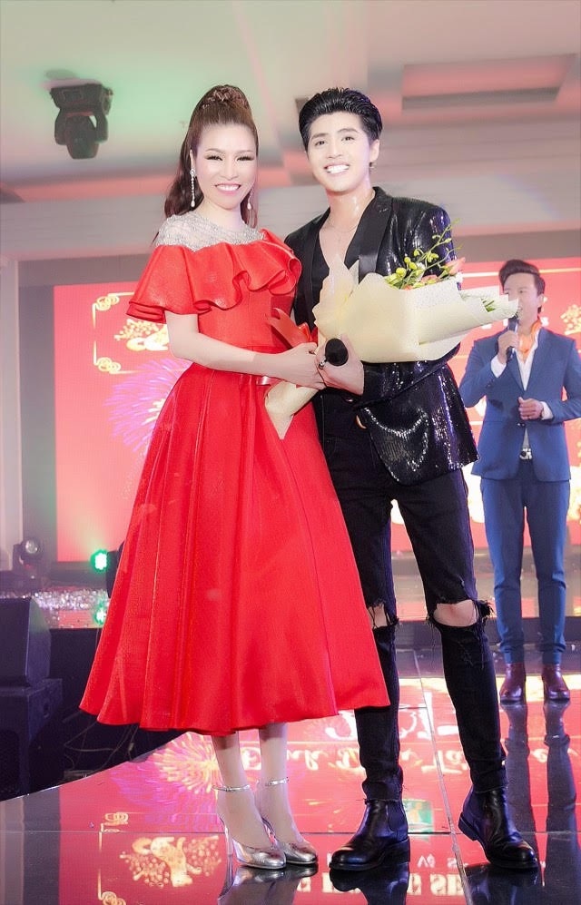 Hoa hậu Bùi Thị Hà chơi trội thay 3 trang phục cùng lúc trong buổi tiệc tất niên - 4 Hoa hậu Bùi Thị Hà chơi trội thay 3 trang phục cùng lúc trong buổi tiệc tất niên - 4