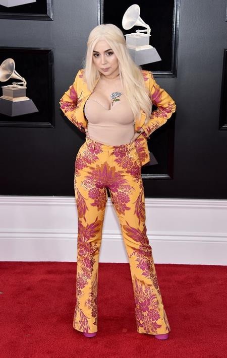 Thảm đỏ Grammy 2018, khi các bộ cánh “thảm họa” đua nhau nở rộ - 4 Vừa khoe ngực căng đầy lại vừa kết hợp mặc đồ ngập tràn họa tiết hoa lá, Ava Max đã tạo nên một trong những giây phút “khó đỡ” nhất tại Grammy năm nay