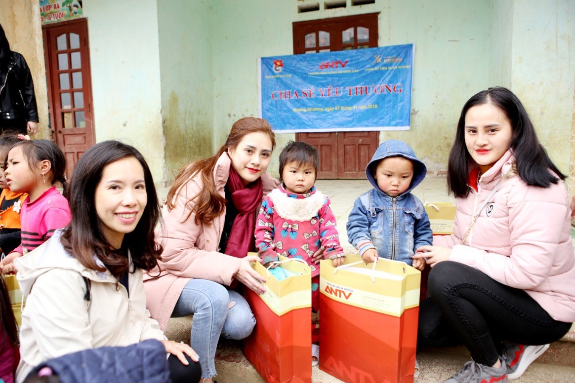 Nhiều cảm xúc sau chuyến thiện nguyện “Chia sẻ yêu thương” - 5 Chương trình còn sự tham gia của nhiều doanh nhân, nhà hảo tâm và các người đẹp của cuộc thi The Beauty 2017