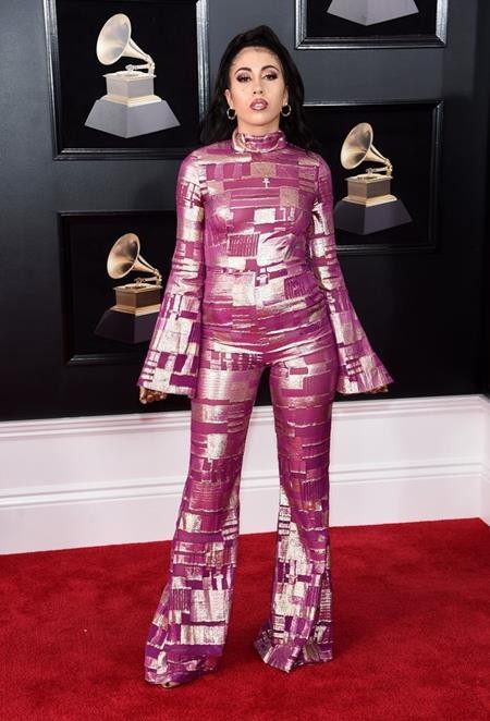 Thảm đỏ Grammy 2018, khi các bộ cánh “thảm họa” đua nhau nở rộ - 5 Sắc bạc và hồng trên bộ trang phục của Kali Uchis quả thực khiến nhiều fans hâm mộ phải chú ý đến mức sững sờ