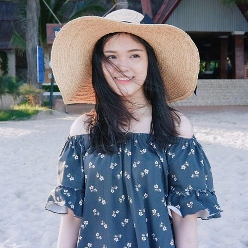 Hé lộ bạn gái của Duy Mạnh - đội phó U23 Việt Nam cắm quốc kỳ trên tuyết trắng - 7 Cô từng được báo chí nhắc đến nhiều khi đội mưa cổ vũ cho anh rể Văn Quyết ở trận thắng đậm của đội tuyển Việt Nam trước Campuchia (Vòng loại Asian Cup 2019) vào tháng 10/2017. Nhan sắc và cách cổ vũ rất máu lửa của cô đã khiến cộng đồng mạng khi đó phải chú ý.