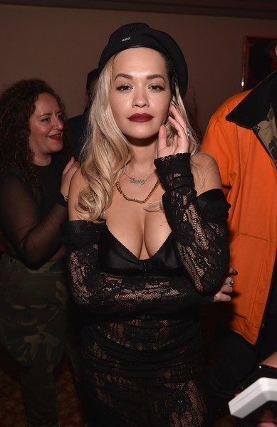 Rita Ora diện váy hở bạo bất chấp trời đông - 8