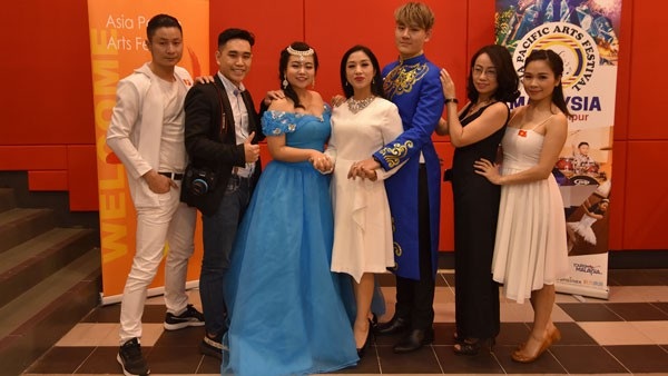 Thảo Ly giành giải Vàng Liên hoan Nghệ thuật Châu Á- Thái Bình Dương - 4 Ca sĩ Phương Nga đưa hai học trò đi thi. Cô trò cùng chụp ảnh kỷ niệm... (Ảnh: NS cung cấp)