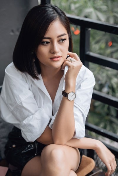Diễn viên phim “Đập cánh giữa không trung” giản dị bất ngờ với áo sơmi trắng - 2 Diễn viên phim “Đập cánh giữa không trung” giản dị bất ngờ với áo sơmi trắng - 2