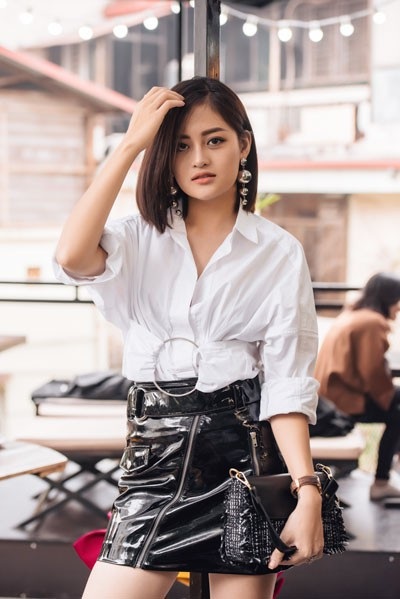 Diễn viên phim “Đập cánh giữa không trung” giản dị bất ngờ với áo sơmi trắng - 5 Diễn viên phim “Đập cánh giữa không trung” giản dị bất ngờ với áo sơmi trắng - 5