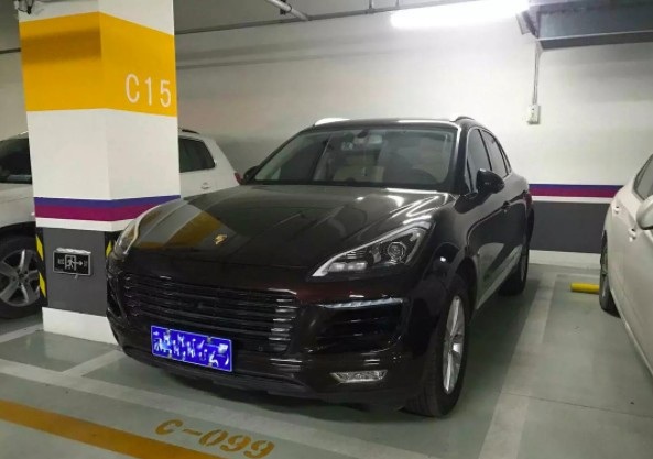 Bị người yêu “đá” vì đi xe nhái Porsche Cayenne - 1
Chiếc xe mà chàng trai đi có hình thức giống hệt Porsche Cayenne