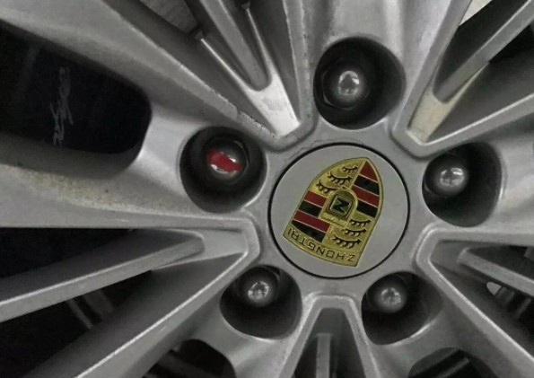 Bị người yêu “đá” vì đi xe nhái Porsche Cayenne - 3
Logo nhìn thoáng qua rất giống của Porsche nhưng thực tế là của một hãng xe Trung Quốc