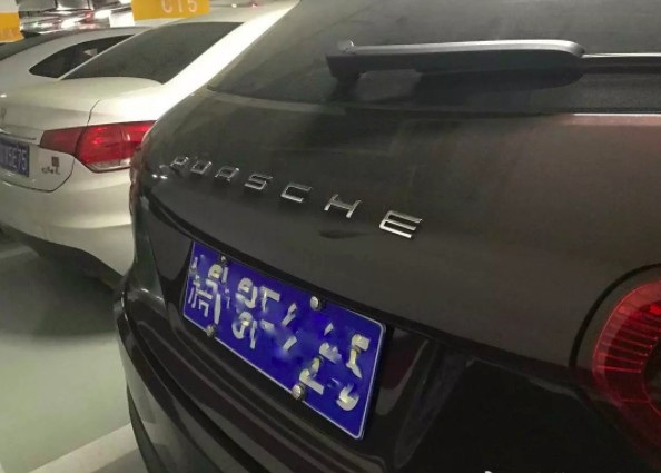 Bị người yêu “đá” vì đi xe nhái Porsche Cayenne - 4
Chàng trai đã dán tên hãng Porsche lên đuôi xe