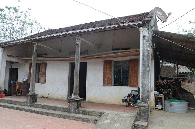 Khốn đốn gia cảnh mẹ tâm thần, con bại liệt - 1 Ngôi nhà cũ đã xuống cấp trầm trọng của gia đình em Thành.