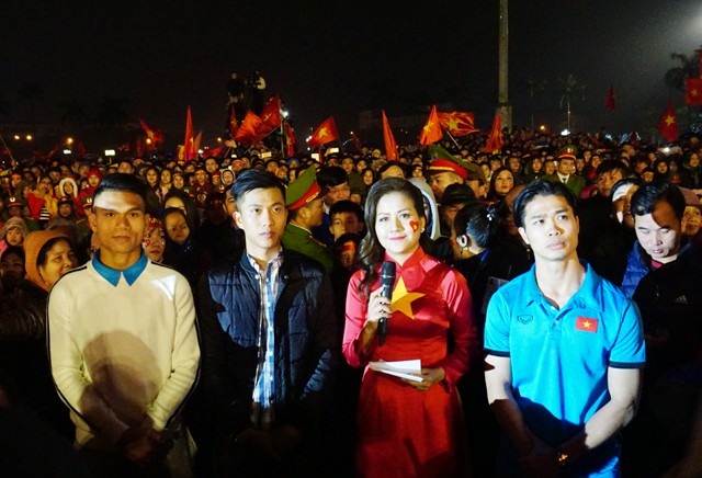 Công Phượng, Xuân Mạnh, Văn Đức vui tưng bừng cùng người hâm mộ quê nhà - 4 3 cầu thủ người Nghệ An chia sẻ cảm xúc trong vòng vây của hàng nghìn người hâm mộ quê nhà