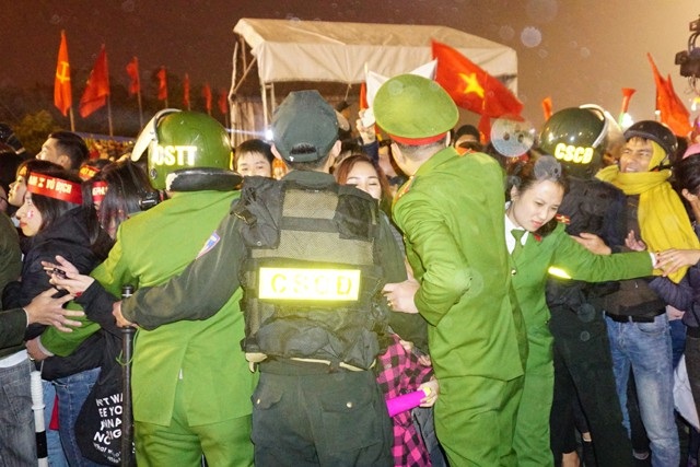 Công Phượng, Xuân Mạnh, Văn Đức vui tưng bừng cùng người hâm mộ quê nhà - 10 
Lực lượng công an, cơ động phải thiết lập hàng rào sống để tránh người hâm mộ ào lên sân khấu.