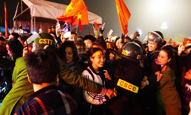 Công Phượng, Xuân Mạnh, Văn Đức vui tưng bừng cùng người hâm mộ quê nhà - 6 Hàng nghìn người hâm mộ ào lên phía trước để được gần với các thần tượng của mình khiến lực lượng công an rất vất vả để giữ an toàn cho buổi vinh danh