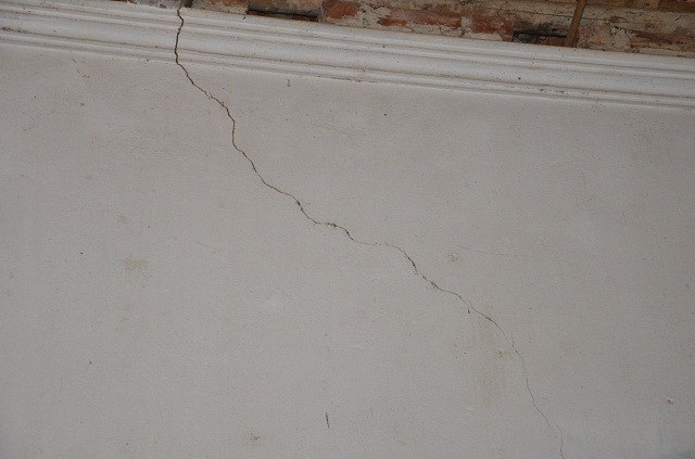 Khốn đốn gia cảnh mẹ tâm thần, con bại liệt - 2 Các bức tường đều đã nứt.