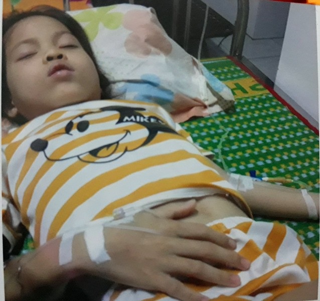 Xót xa bé 11 tuổi mồ côi cha bị tiểu đường bẩm sinh - 4 Nhiều lần đang học trên lớp, Bảo Linh ngất xỉu phải đi bệnh viện cấp cứu.