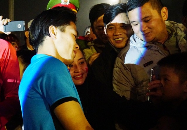 Công Phượng, Xuân Mạnh, Văn Đức vui tưng bừng cùng người hâm mộ quê nhà - 5 
Nguyễn Công Phượng - cầu thủ quê Nghệ An, hiện đang thi đấu trong màu áo CLB Hoàng Anh Gia Lai vui vẻ chụp ảnh cùng người hâm mộ