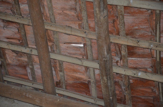 Khốn đốn gia cảnh mẹ tâm thần, con bại liệt - 3 Mái thì nhiều chỗ đã bục