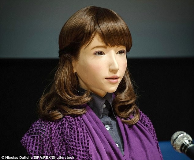 Sắp có “robot xinh đẹp” đọc bản tin truyền hình - 1 Robot Erica (ảnh) có một hệ ngôn ngữ nhân tạo rất phức tạp, robot này thậm chí biết nói đùa và khi giao tiếp với Erica, nhiều người sẽ tưởng như cô robot này có “tâm hồn”.