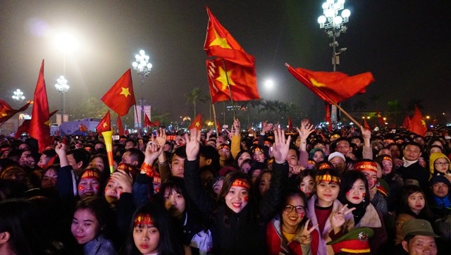 Công Phượng, Xuân Mạnh, Văn Đức vui tưng bừng cùng người hâm mộ quê nhà - 9 
Người hâm mộ cũng phấn khích, hòa nhịp với các tuyển thủ