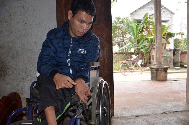 Khốn đốn gia cảnh mẹ tâm thần, con bại liệt - 6 Do ảnh hưởng từ di chứng nhiễm chất độc da cam từ bố, Thành bị bại liệt bẩm sinh, chân tay teo tóp co quắp…
