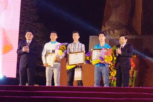 Công Phượng, Xuân Mạnh, Văn Đức vui tưng bừng cùng người hâm mộ quê nhà - 3 Bí thư Tỉnh ủy, Chủ tịch UBND tỉnh Nghệ An tặng Bằng khen, hoa và phần thưởng hơn 50 triệu đồng cho 3 cầu thủ Công Phượng, Xuân Mạnh và Văn Đức