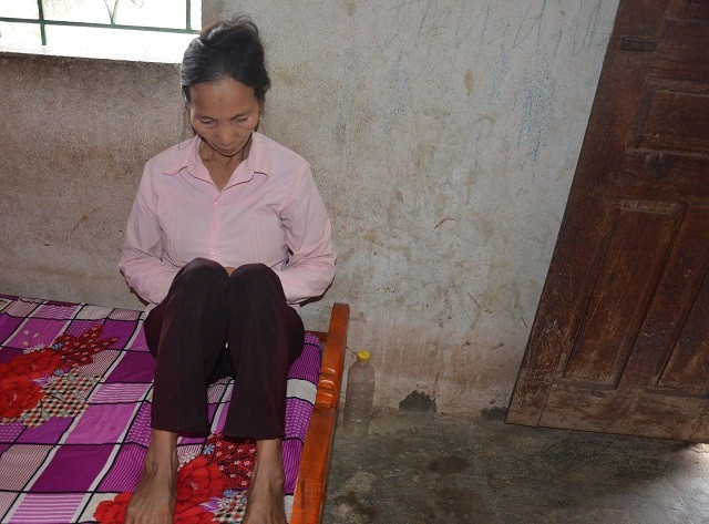 Khốn đốn gia cảnh mẹ tâm thần, con bại liệt - 9 Cô Phạm Thị Tâm, mắc tâm thần từ nhỏ, thường chỉ biết lảm nhảm cười nói một cách vô thức.