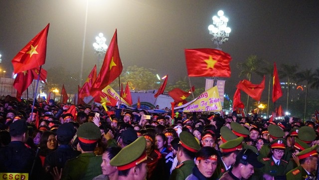 Công Phượng, Xuân Mạnh, Văn Đức vui tưng bừng cùng người hâm mộ quê nhà - 1 Bất chấp mưa rét, hàng nghìn người hâm mộ đã có mặt tại quảng trường Hồ Chí Minh đêm 30/1 để chào đón các cầu thủ người Nghệ An trong đội hình U23 Việt Nam trở về quê hương