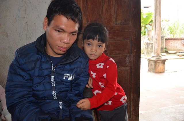 Khốn đốn gia cảnh mẹ tâm thần, con bại liệt - 12 Cuộc sống của gia đình Thành trông chờ vào khoản trợ cấp hàng tháng của 2 mẹ con. Mỗi khi “trái nắng trở trời”, thì biết xoay sở ra sao!?