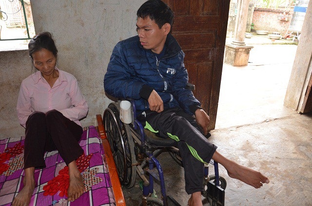 Khốn đốn gia cảnh mẹ tâm thần, con bại liệt - 13 Cần lắm những bàn tay nhân ái bao dung…giúp cho những con người bất hạnh này vượt qua khó khăn, khốn khó