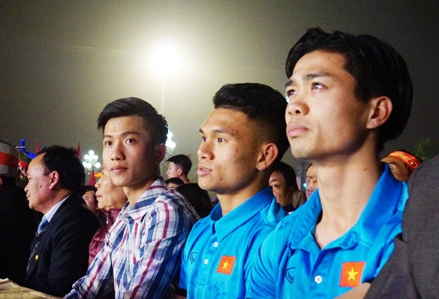 Công Phượng, Xuân Mạnh, Văn Đức vui tưng bừng cùng người hâm mộ quê nhà - 2 Từ phải qua: Công Phượng, Xuân Mạnh, Văn Đức - 3 tuyển thủ người Nghệ An có đóng góp không nhỏ trong thành công của U23 Việt Nam tại vòng chung kết U23 Châu Á