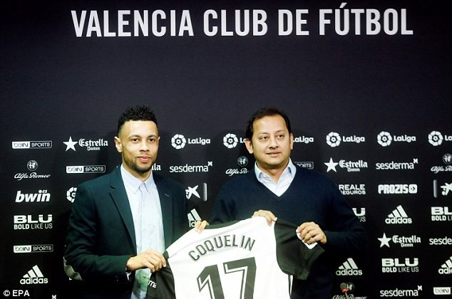 
Coquelin (trái) đã chia tay Arsenal để khoác áo Valencia
