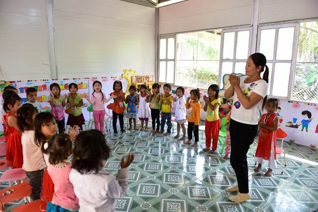 
Cô và trò cùng nhau múa hát trong phòng học sạch đẹp
