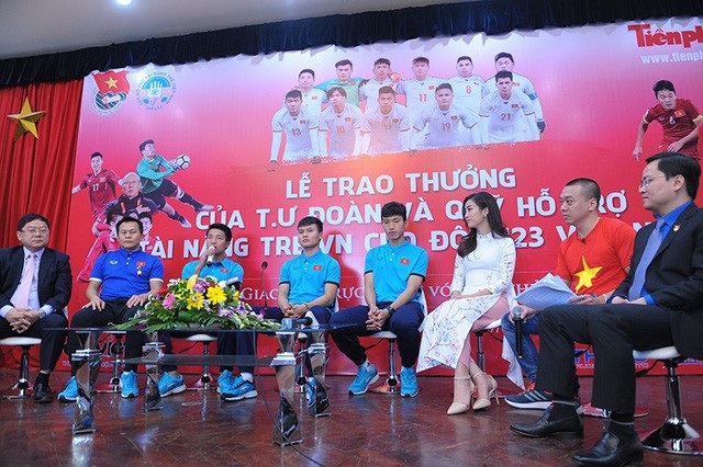 Tại sao cầu thủ U23 VN mặc đồng phục khi đi ra ngoài cùng nhau? - 3
Hậu vệ Đoàn Văn Hậu, trung vệ Bùi Tiến Dũng, tiền vệ Nguyễn Quang Hải và HLV Lư Đình Tuấn trong một buổi giao lưu với người hâm mộ tại Hà Nội sáng ngày 29/1.