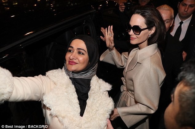 Angelina Jolie xinh đẹp và cuốn hút từ mọi góc nhìn - 14
Trong suốt 2 năm qua, cô chưa hò hẹn với ai. Một người bạn của Jolie cho hay, thời điểm này, Jolie chỉ muốn tập trung cho con cái và công việc.