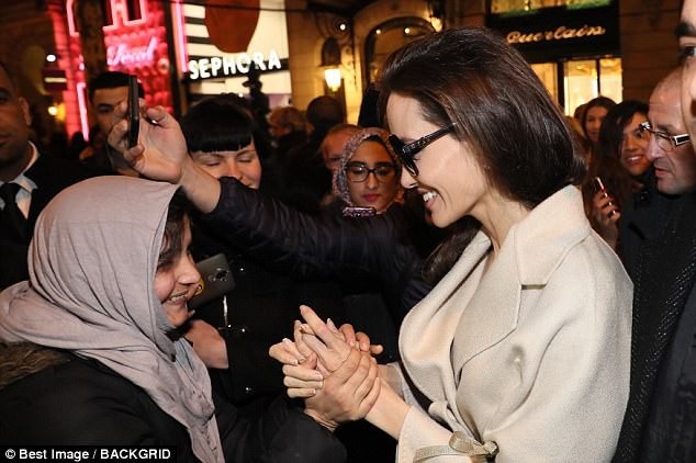 Angelina Jolie xinh đẹp và cuốn hút từ mọi góc nhìn - 10 Angelina Jolie xinh đẹp và cuốn hút từ mọi góc nhìn - 10
