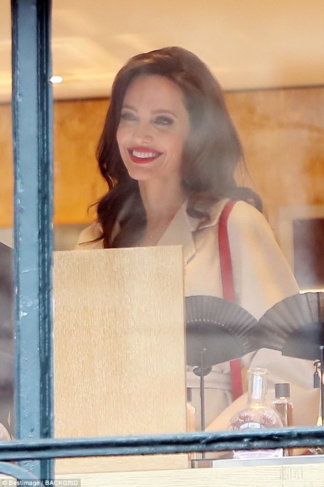 Angelina Jolie xinh đẹp và cuốn hút từ mọi góc nhìn - 3
Ngôi sao 42 tuổi trông rất xinh đẹp và cuốn hút.