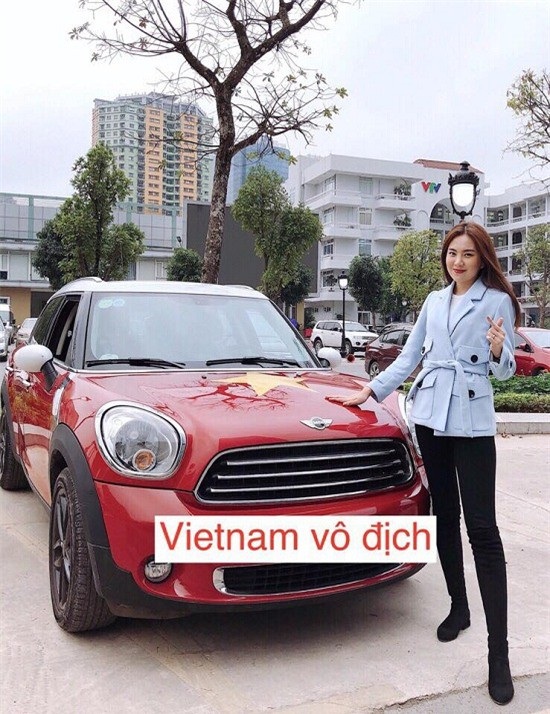 Cười ngất ảnh chế Đức Chinh… “có bầu” với Bùi Tiến Dũng, nghịch tóc MC Mai Ngọc - 2 Trong suốt quá trình các tuyển thủ tham gia thi đấu, cô thường xuyên chia sẻ những hình ảnh như theo dõi trận đấu cùng Hoa hậu Ngọc Hân hay mặc áo cờ đỏ sao vàng xuống phố, trang trí ô tô cổ vũ,...