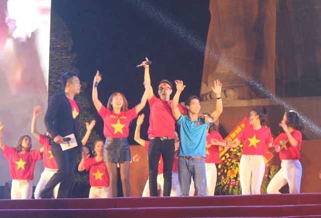 Công Phượng, Xuân Mạnh, Văn Đức vui tưng bừng cùng người hâm mộ quê nhà - 8 Công Phượng, Xuân Mạnh, Văn Đức vui tưng bừng cùng người hâm mộ quê nhà - 8