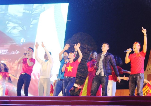 Công Phượng, Xuân Mạnh, Văn Đức vui tưng bừng cùng người hâm mộ quê nhà - 7 Văn Đức, Công Phượng, Xuân Mạnh lên sân khấu quẩy nhiệt tình cùng các vũ công